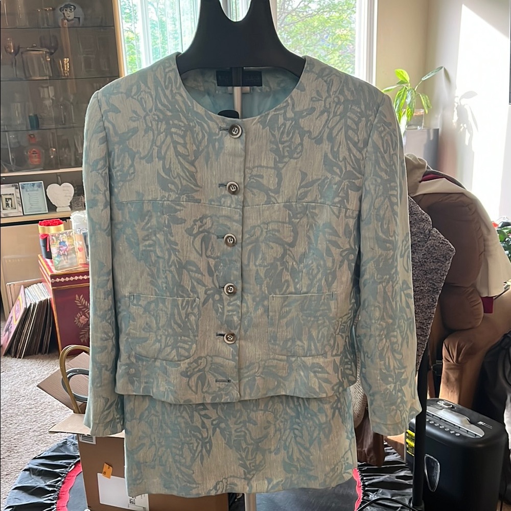 Floral Button-Up Jacket and Skirt Set. A harve benard Size 14 Shades of blue😊